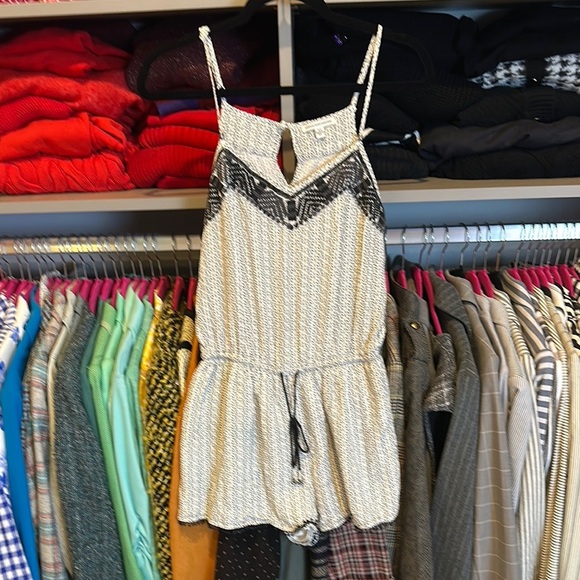 Anerican Eagle Outfitters gray/white print sleeveless elastic waistband romper S - Picture 1 of 3